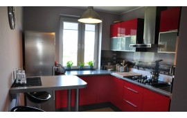 Красная глянцевая кухня 8 метров с фартуком из стекла и барным столом