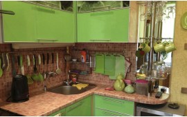 Зеленая кухня 8 метров в сталинке с фотопечатью на фасадах