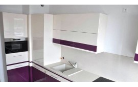 Фиолетовая с белым глянцевая кухня 8 кв метров с венткоробом в углу