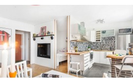 Кухня в квартире-студии с барной стойкой из кирпича и мозаикой