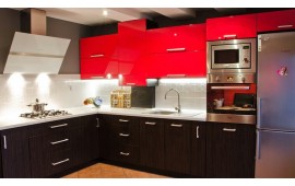Угловая кухня с фасадами красный глянец и шпон палисандра