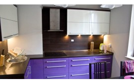 Фиолетовая с белым глянцевая кухня 10 кв метров из МДФ в пленке ПВХ