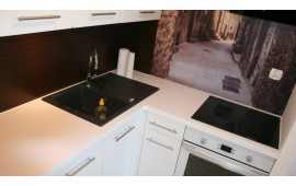 Белая кухня из МДФ 4 кв метра с фотообоями в бывшей кладовой