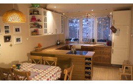 Кухня-столовая из дерева и белой крашеной МДФ с полуостровом