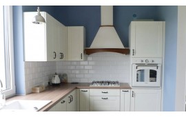 Белая кухня с фартуком и деревянной столешницей