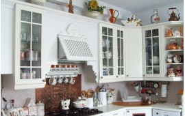 Кухня прованс с гарнитуром Икеа, буфетом и ручной росписью